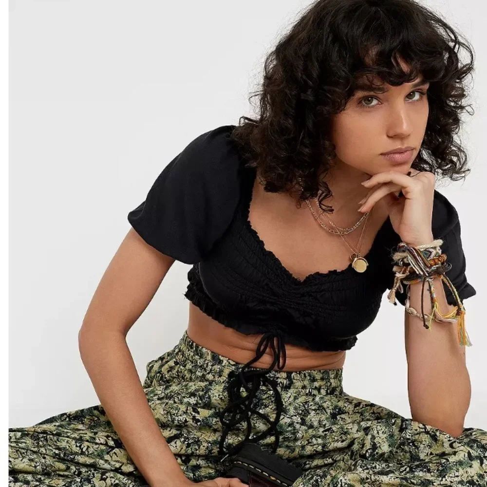 Isalis Elegant Black Ruched Crop Top runching size medium